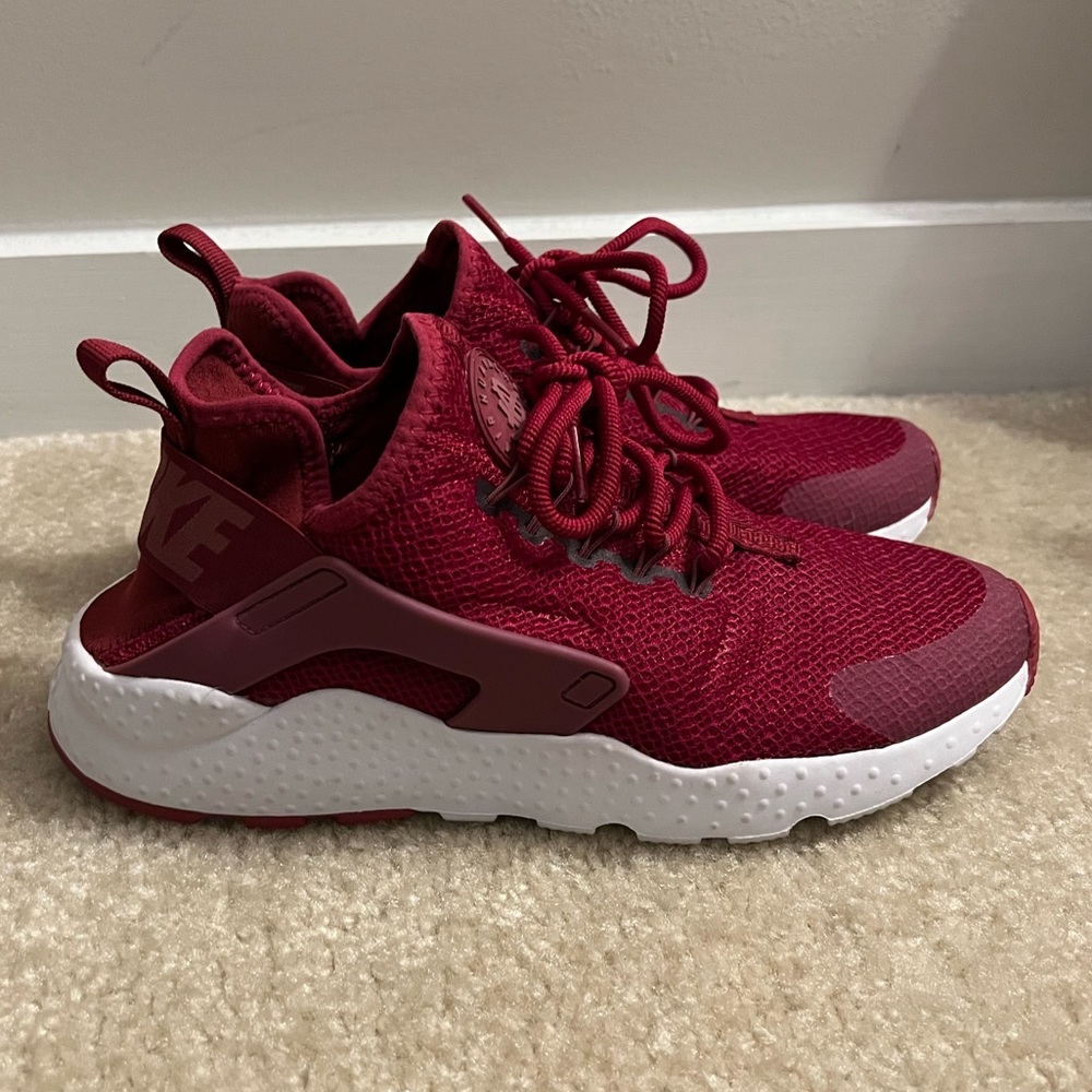 Women’s Nike Air Huarache Size 8